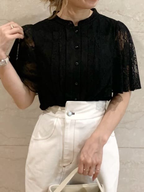 ブラック系のシャツ/ブラウス、ホワイト系のハンドバッグ、ブラウン系のサンダルを着用したレディースの春コーディネートの4枚目の写真