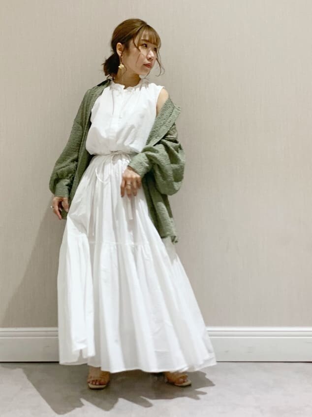 ホワイト系のワンピース、グリーン系のシャツ/ブラウス、ブラウン系のハットを着用したレディースの春コーディネートの5枚目の写真