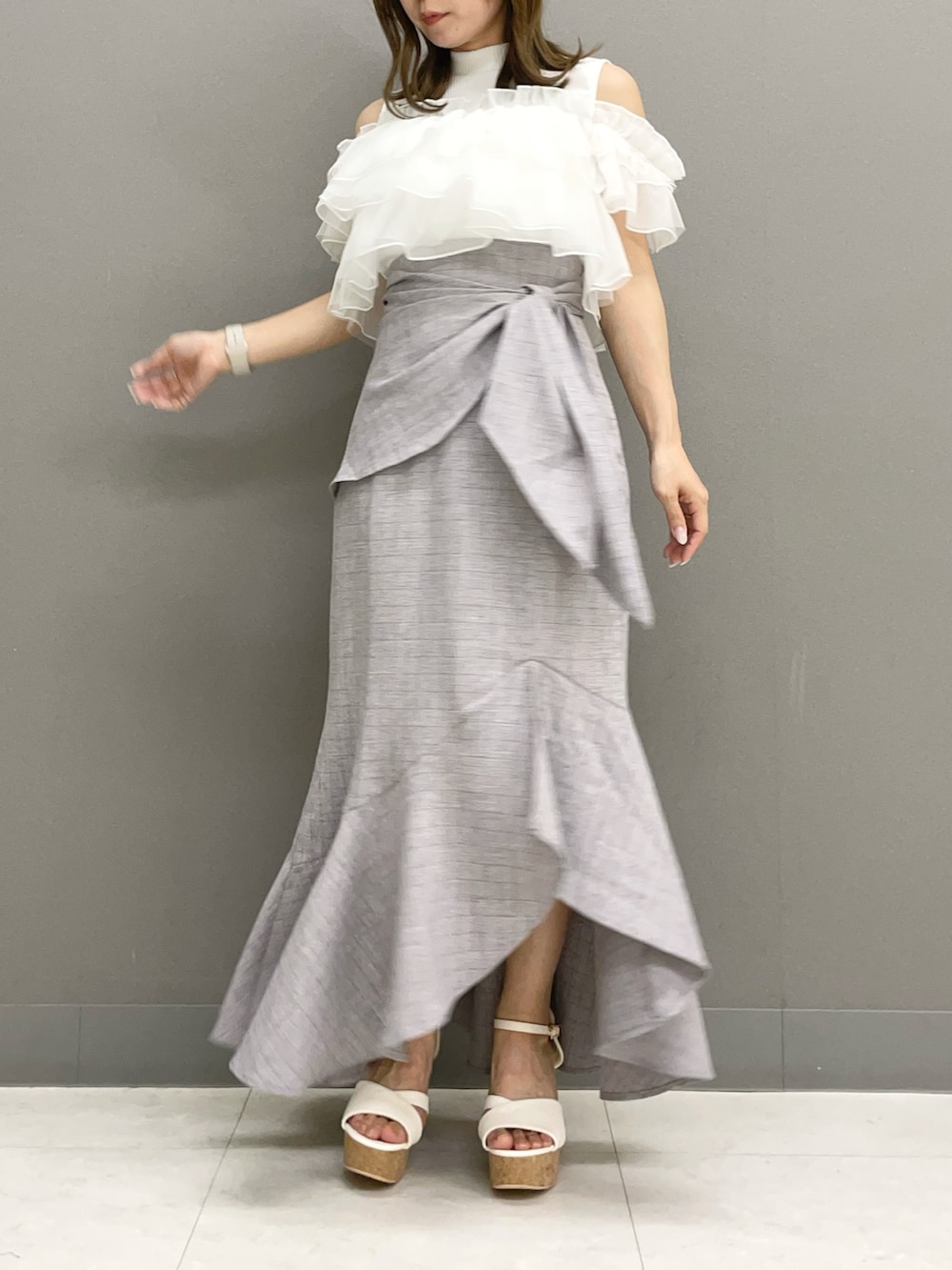 ホワイト系のTシャツ/カットソー、グレー系のスカート、ホワイト系のサンダルを着用したレディースの夏コーディネートの4枚目の写真