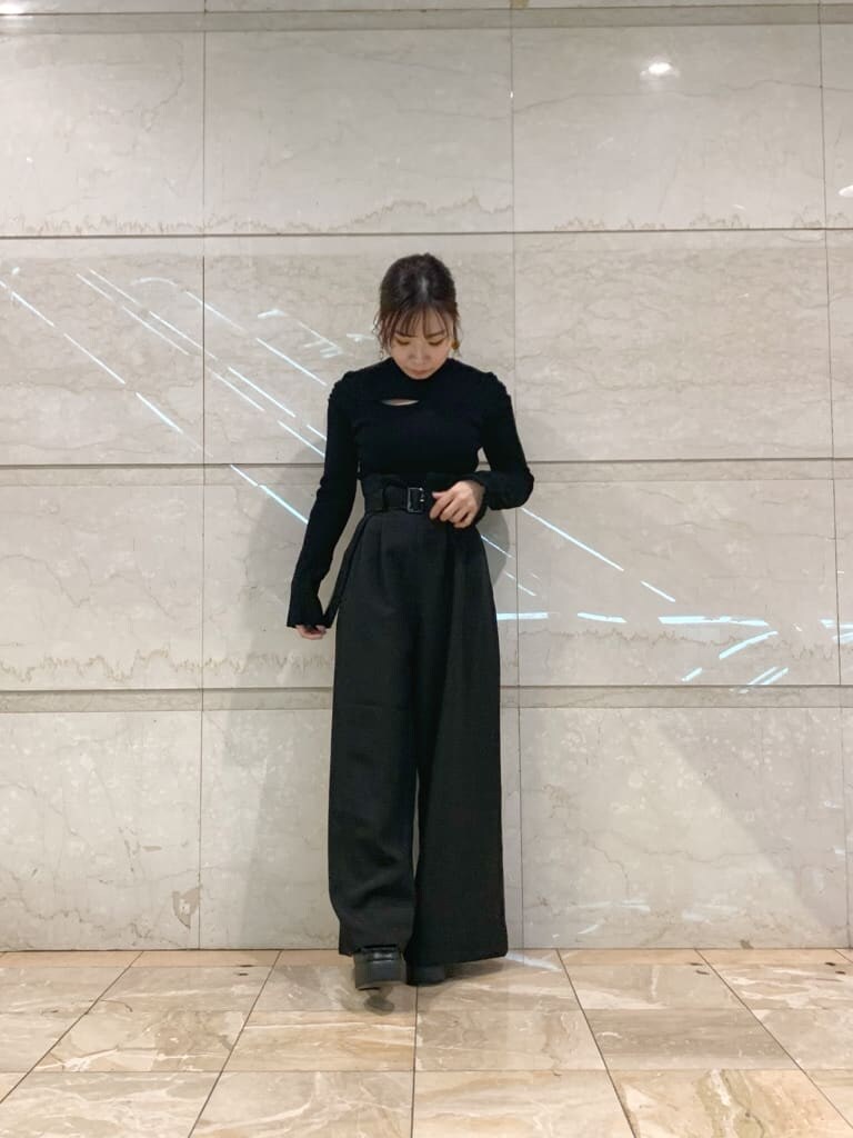 グレー系のトレンチコート、ブラック系のその他パンツ、ブラック系のローファーを着用したレディースの冬コーディネートの7枚目の写真