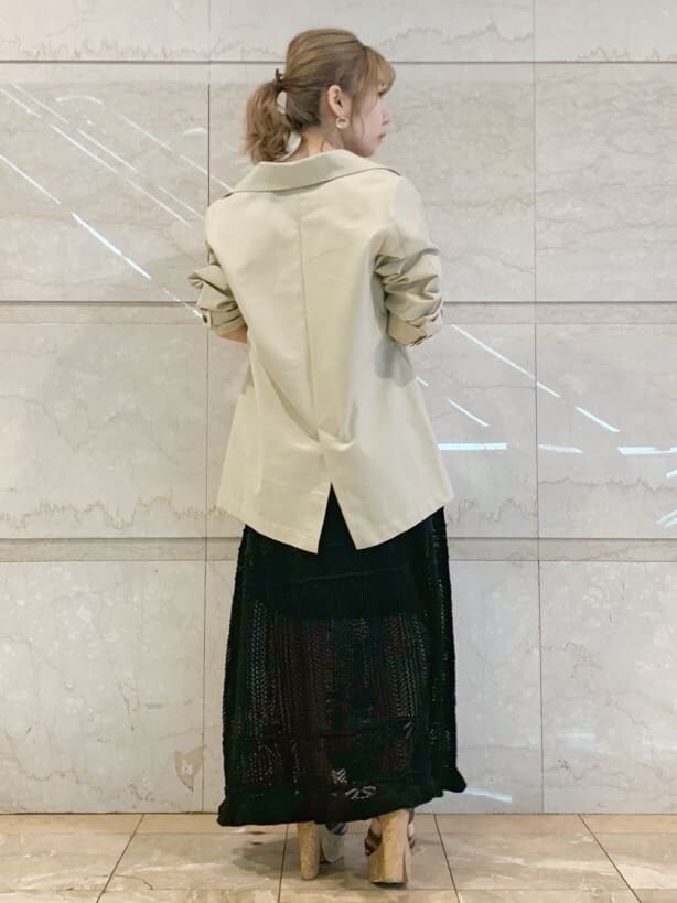 ベージュ系のテーラードジャケット、ブラック系のワンピース、ブラウン系のサンダルを着用したレディースの春コーディネートの6枚目の写真