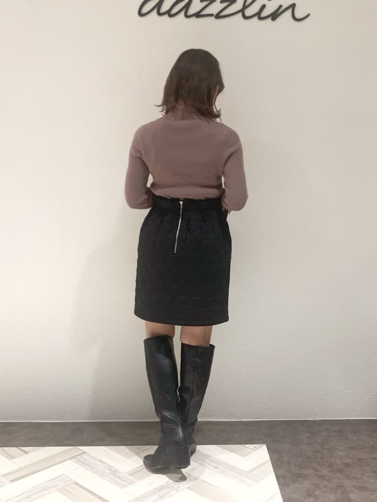 ブラック系のスカート、ブラック系のブーツ、ピンク系のニット/セーターを着用したレディースの秋コーディネートの5枚目の写真