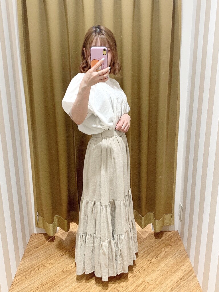 ホワイト系のシャツ/ブラウス、ベージュ系のスカート、その他のサンダルを着用したレディースの春コーディネートの3枚目の写真