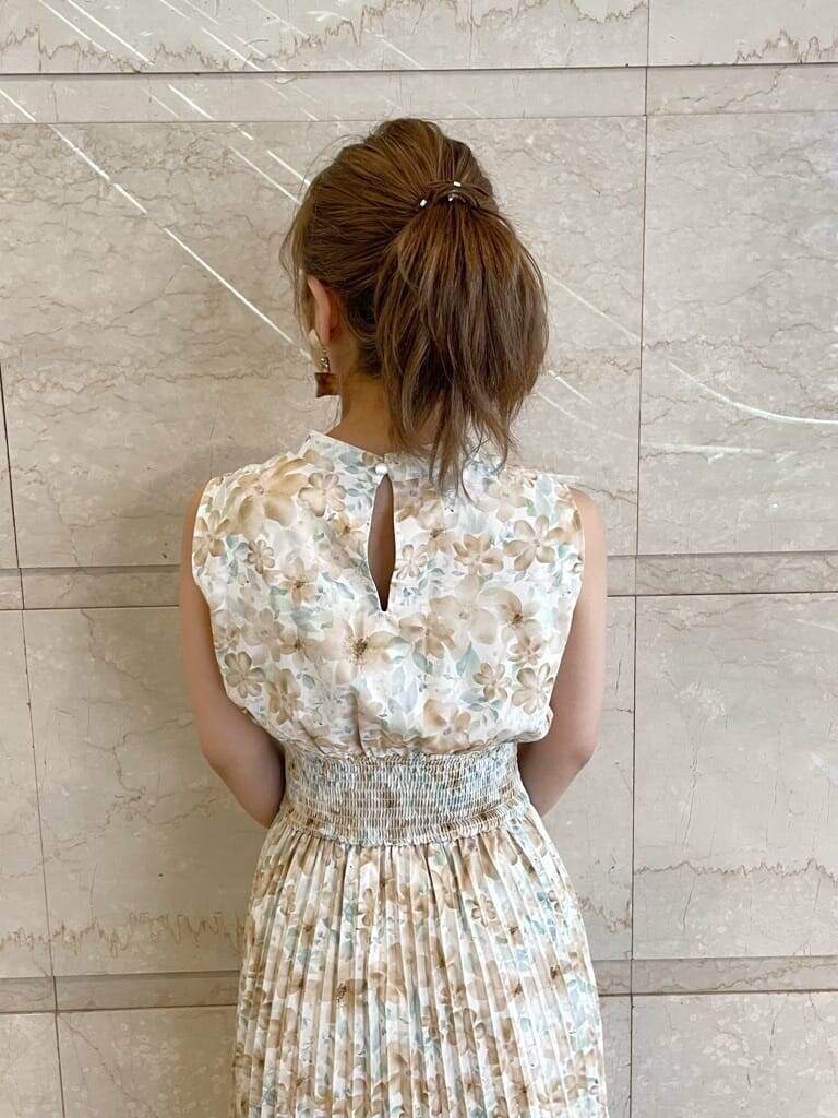 ブラウン系のハンドバッグ、ベージュ系のサンダル、オレンジ系のワンピースを着用したレディースの夏コーディネートの5枚目の写真