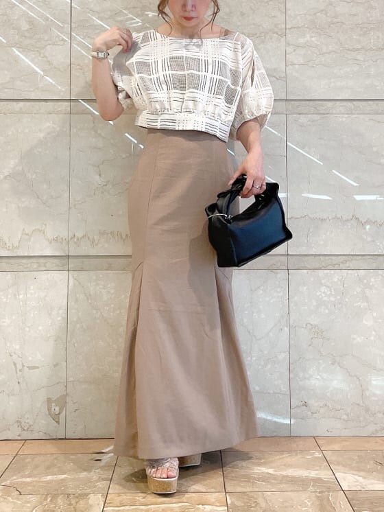 ブラウン系のワンピース、その他のサンダル、ベージュ系のキャミソールを着用したレディースの夏コーディネートの3枚目の写真