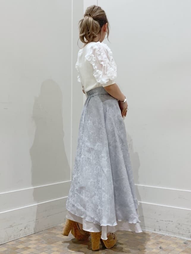 ベージュ系のサンダル、ホワイト系のショルダーバッグ、ホワイト系のニット/セーターを着用したレディースの春コーディネートの4枚目の写真