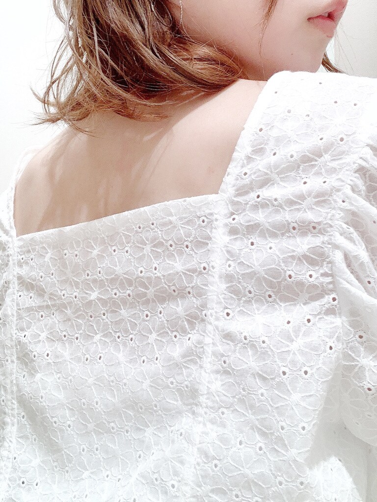 ホワイト系のシャツ/ブラウス、ブルー系のスカート、その他のサンダルを着用したレディースの春コーディネートの5枚目の写真