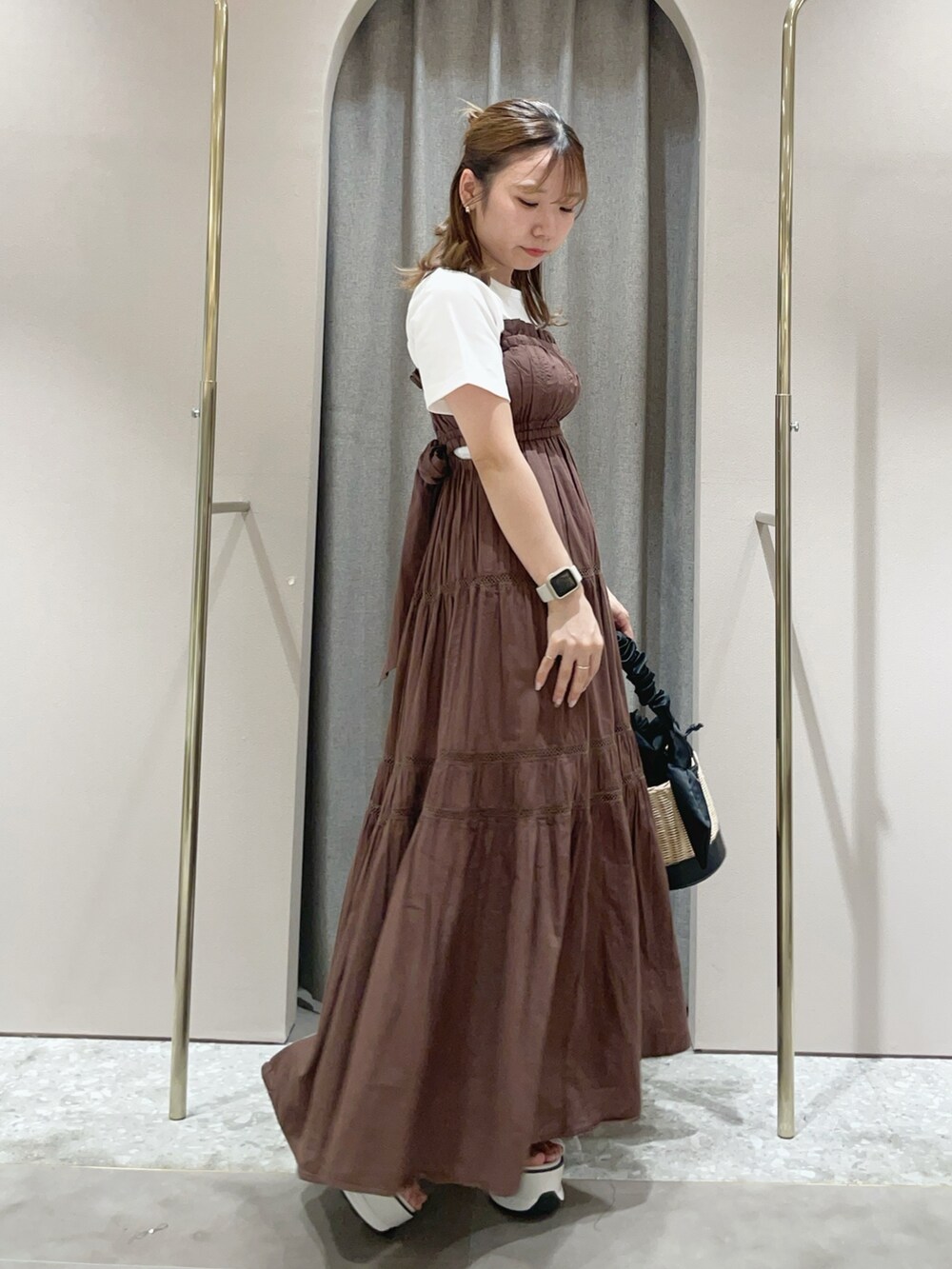 ホワイト系のTシャツ/カットソー、ブラウン系のワンピース、ホワイト系のサンダルを着用したレディースの夏コーディネートの3枚目の写真