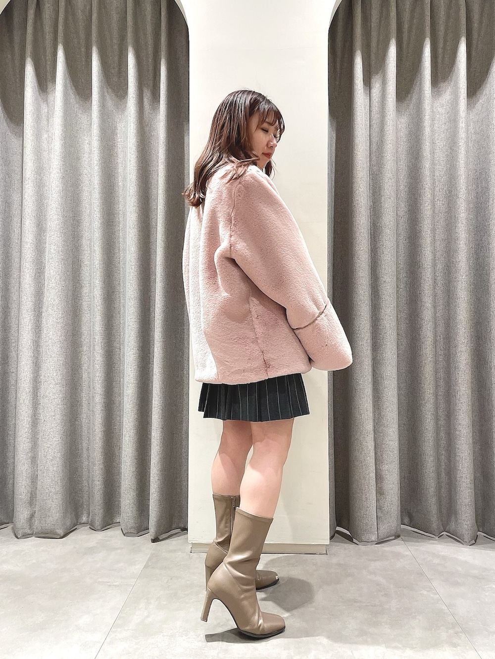 「ファーコート、ミドルコート、ピンク、プリーツスカート、ミニスカート、スカート、カジュアルコーデ、フェミニン、フレンチガーリー、冬コーデ、初詣、アウター」｜「dazzlinのミドルビットフェイクファーコート（その他アウター、ピンク系）」を使った、tomomiさん（レディース・145cm）の冬コーディネートの4枚目の写真