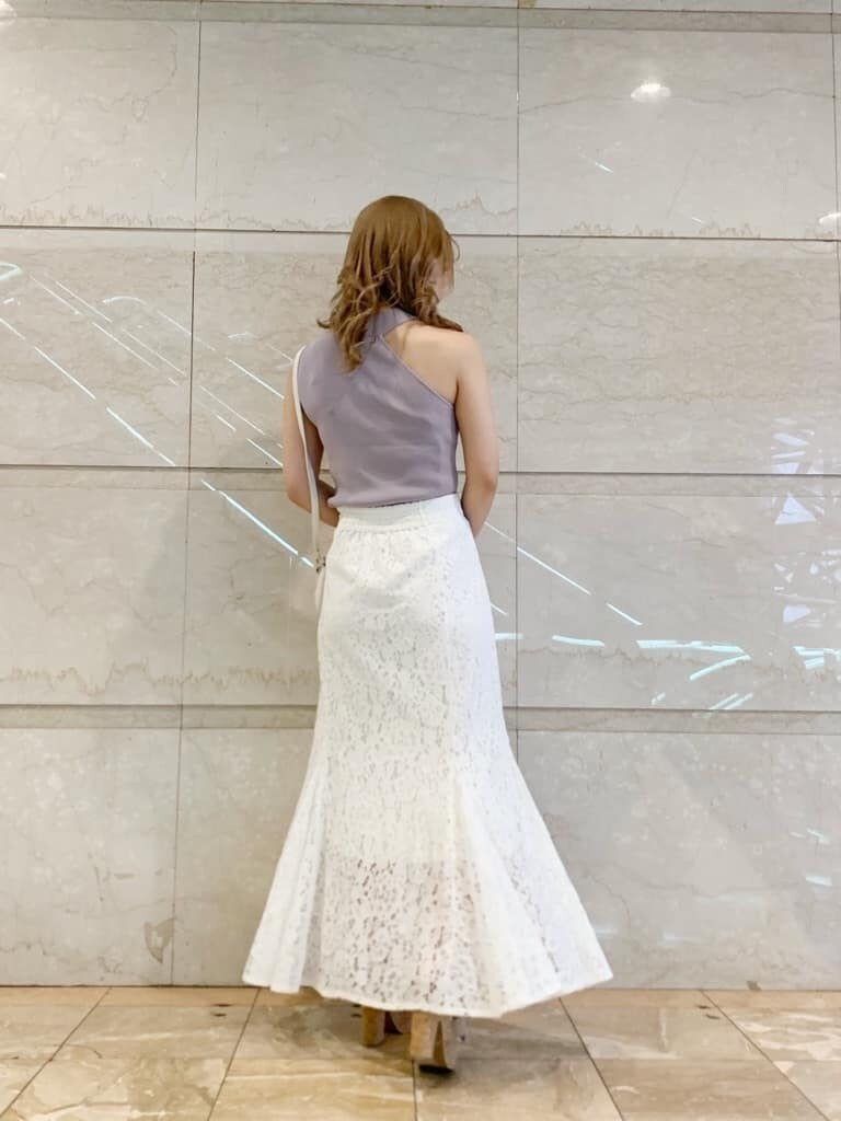 ブラウン系のサンダル、ベージュ系のサンダル、パープル系のニット/セーターを着用したレディースの春コーディネートの3枚目の写真