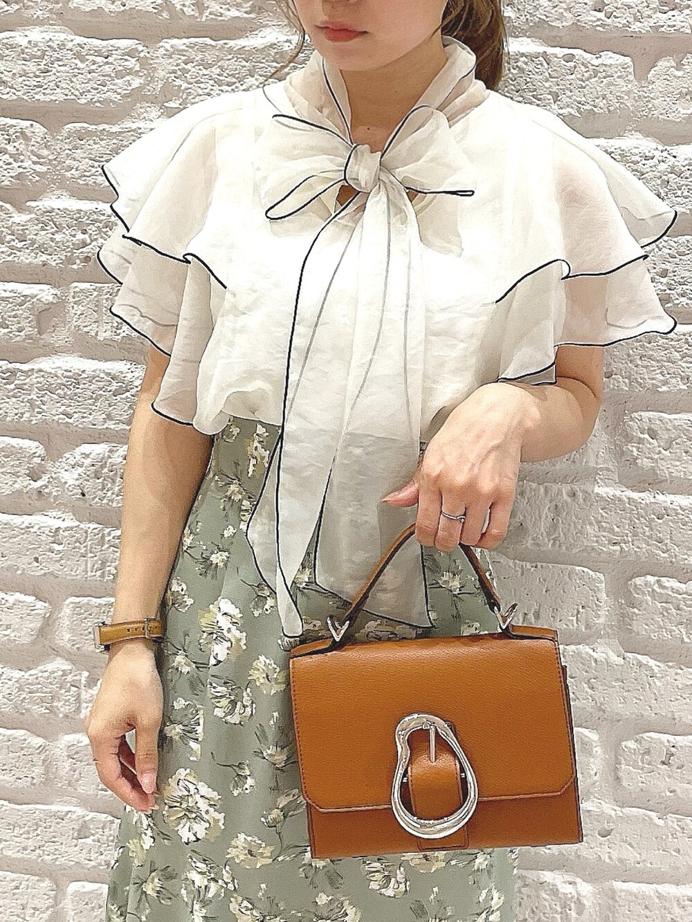 ホワイト系のサンダル、イエロー系のハンドバッグ、ホワイト系のシャツ/ブラウスを着用したレディースの夏コーディネートの6枚目の写真