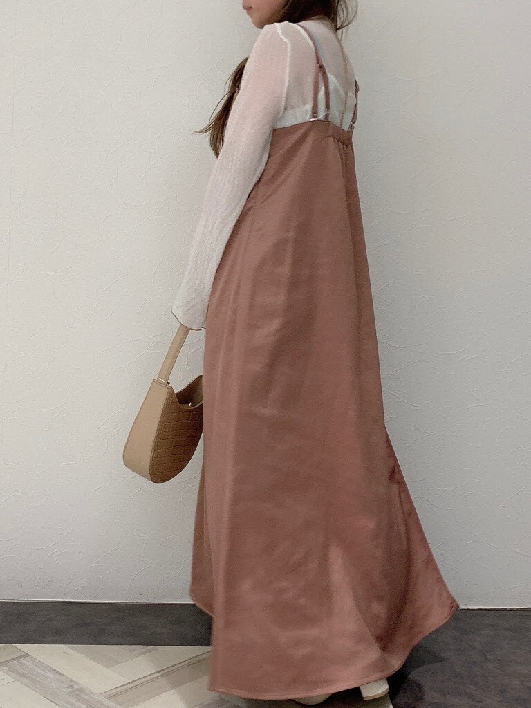 ブラウン系のワンピース、ホワイト系のTシャツ/カットソー、ホワイト系のハンドバッグを着用したレディースの春コーディネートの4枚目の写真