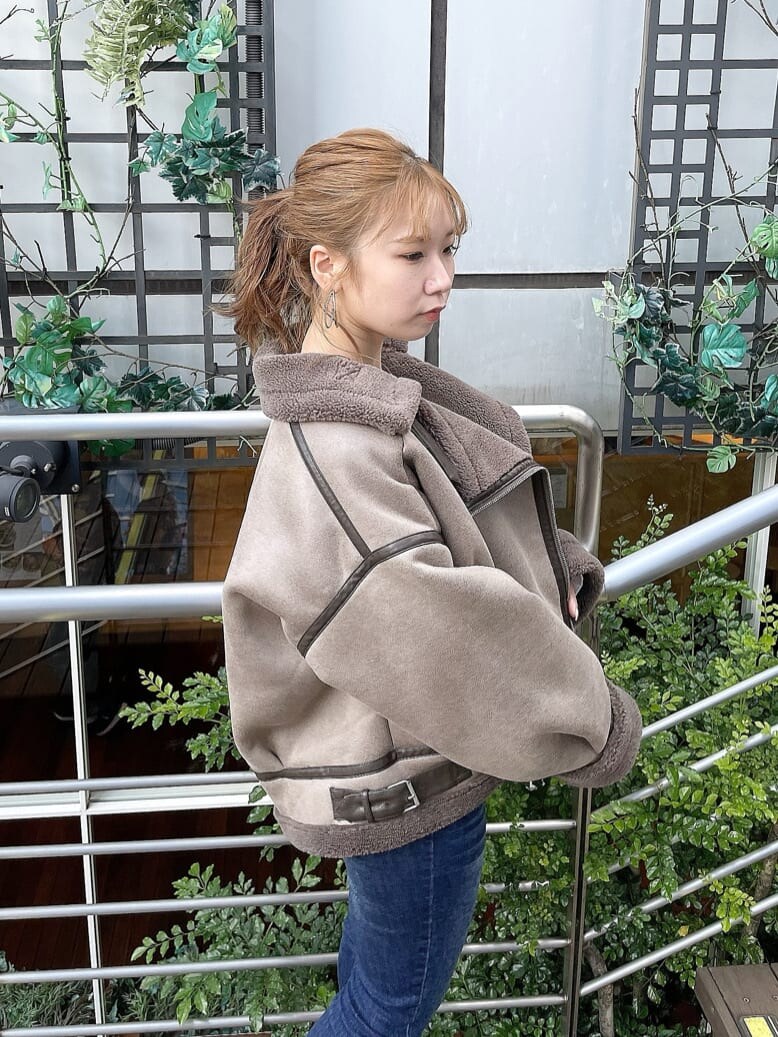 ブルー系のデニムパンツ、ホワイト系のニット/セーター、ブルー系のデニムパンツを着用したレディースの秋コーディネートの7枚目の写真