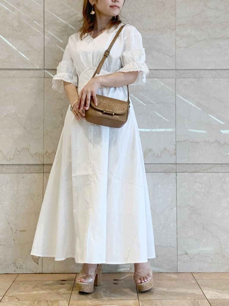ホワイト系のワンピース、ブラウン系のショルダーバッグを着用したレディースの春コーディネートの5枚目の写真