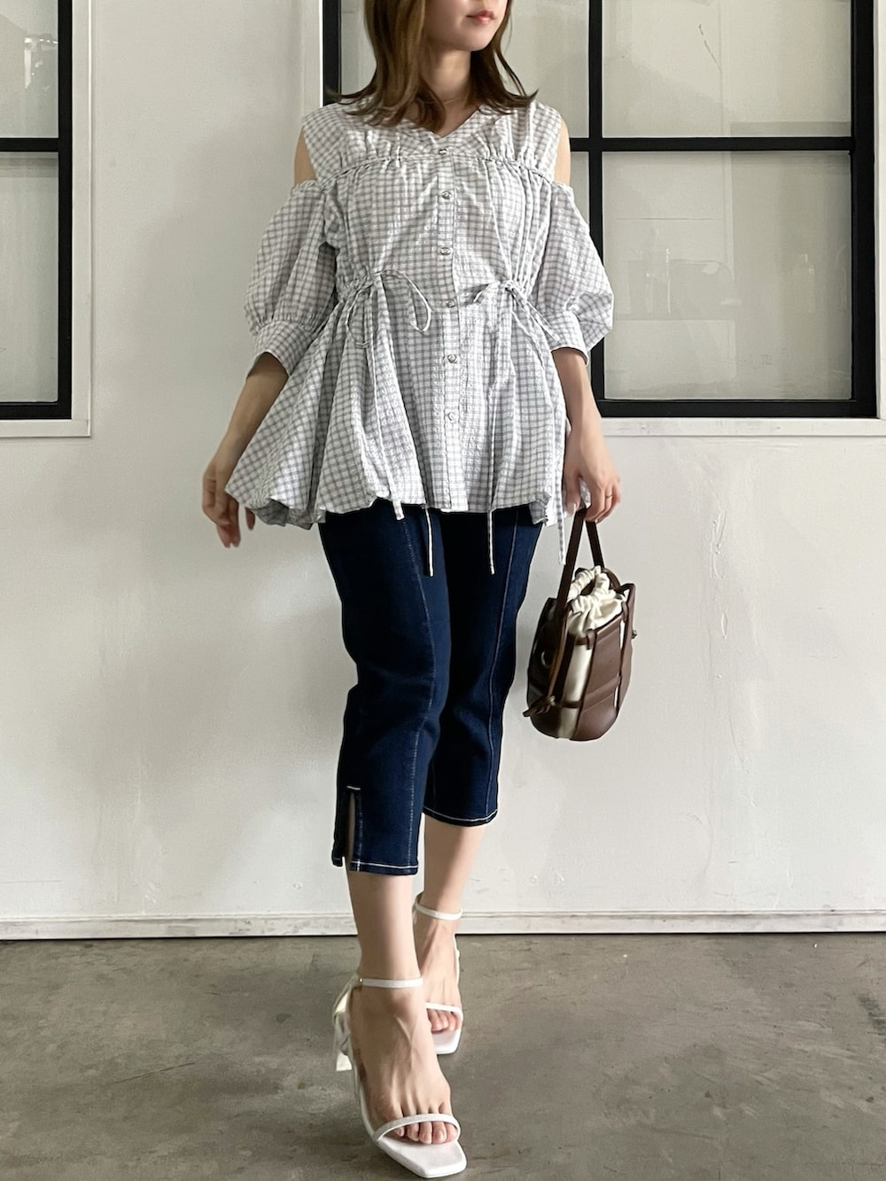 その他のシャツ/ブラウス、ブルー系のその他パンツ、ホワイト系のサンダルを着用したレディースの春コーディネートの5枚目の写真