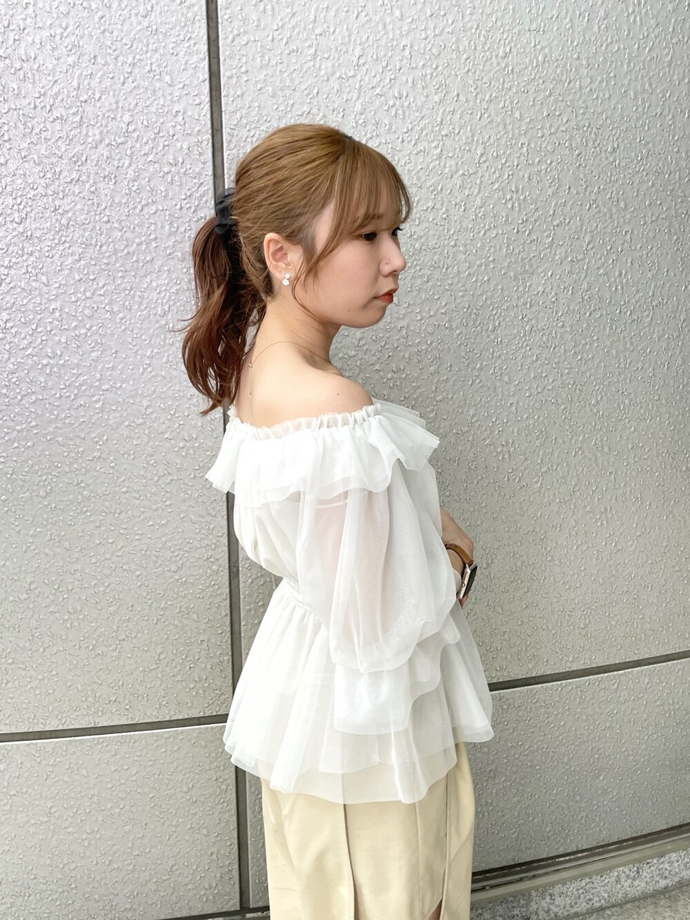 シルバー系のパンプス、ホワイト系のシャツ/ブラウス、ベージュ系のカーゴパンツを着用したレディースの春コーディネートの7枚目の写真