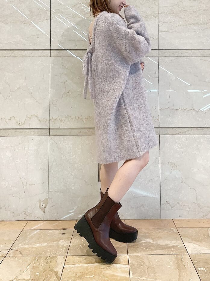 ホワイト系のキャミソール、ピンク系のニット/セーター、ブラウン系のブーツを着用したレディースの秋コーディネートの2枚目の写真