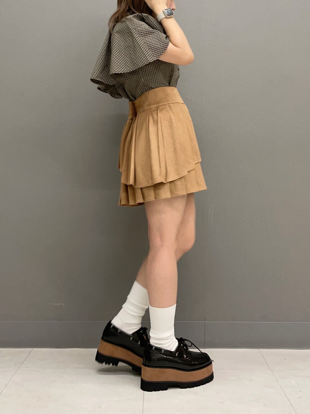 ブラウン系のシャツ/ブラウス、イエロー系のスカート、その他のローファーを着用したレディースの夏コーディネートの2枚目の写真