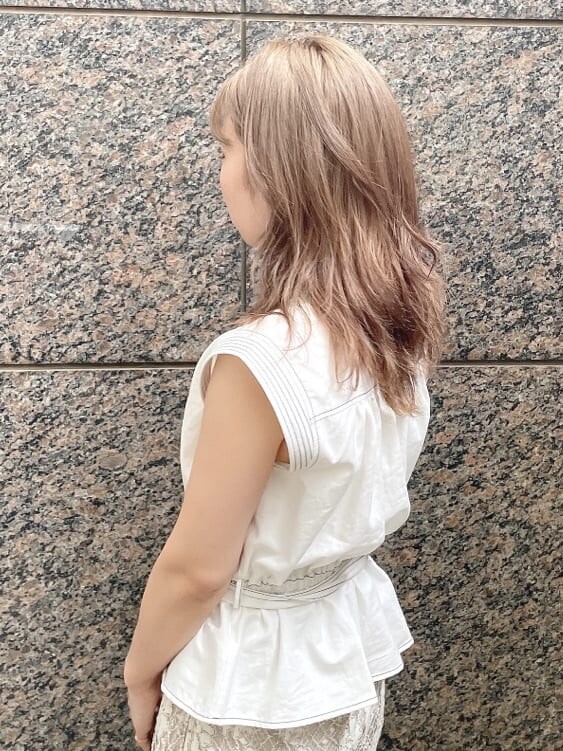 ベージュ系のスカート、ブラウン系のサンダル、ホワイト系のシャツ/ブラウスを着用したレディースの夏コーディネートの7枚目の写真