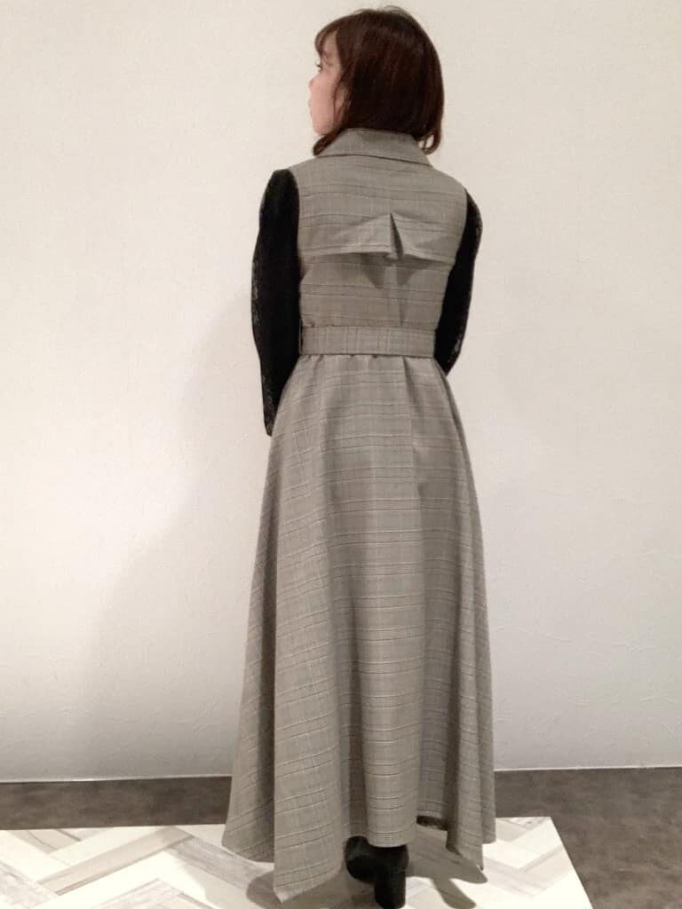 グレー系のワンピース、ブラック系のシャツ/ブラウス、ブラック系のブーツを着用したレディースの秋コーディネートの4枚目の写真