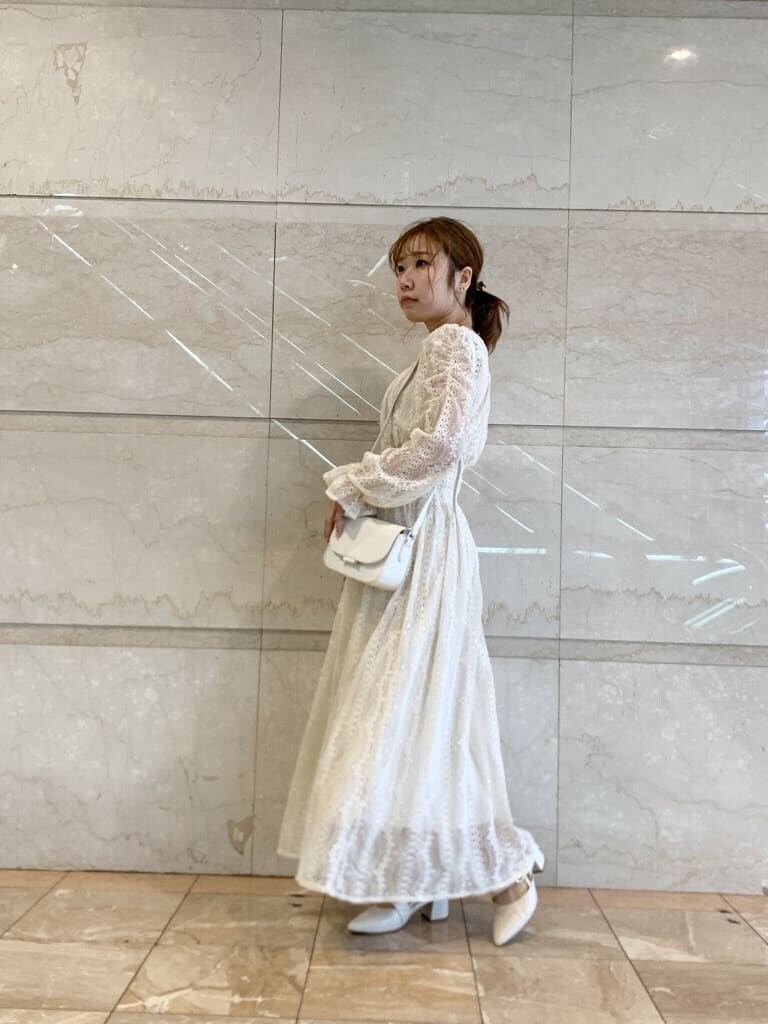 ベージュ系のテーラードジャケット、ホワイト系のワンピース、ホワイト系のパンプスを着用したレディースの冬コーディネートの3枚目の写真