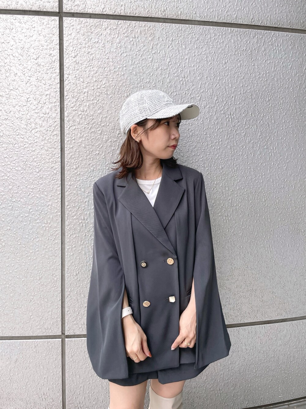 ホワイト系のTシャツ/カットソー、グレー系のテーラードジャケット、グレー系のその他パンツを着用したレディースの秋コーディネートの8枚目の写真