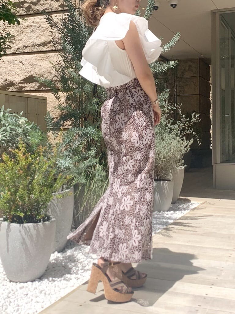 ブラウン系のスカート、ブラウン系のサンダル、ブラウン系のショルダーバッグを着用したレディースの春コーディネートの2枚目の写真