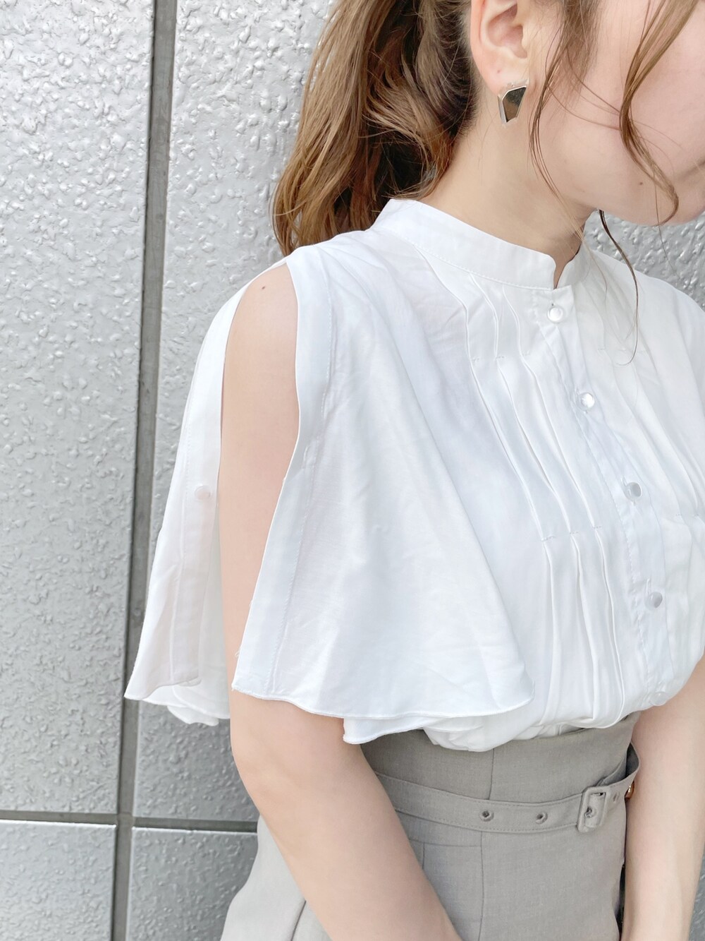 ホワイト系のシャツ/ブラウス、グリーン系のスカート、ホワイト系のパンプスを着用したレディースの春コーディネートの9枚目の写真