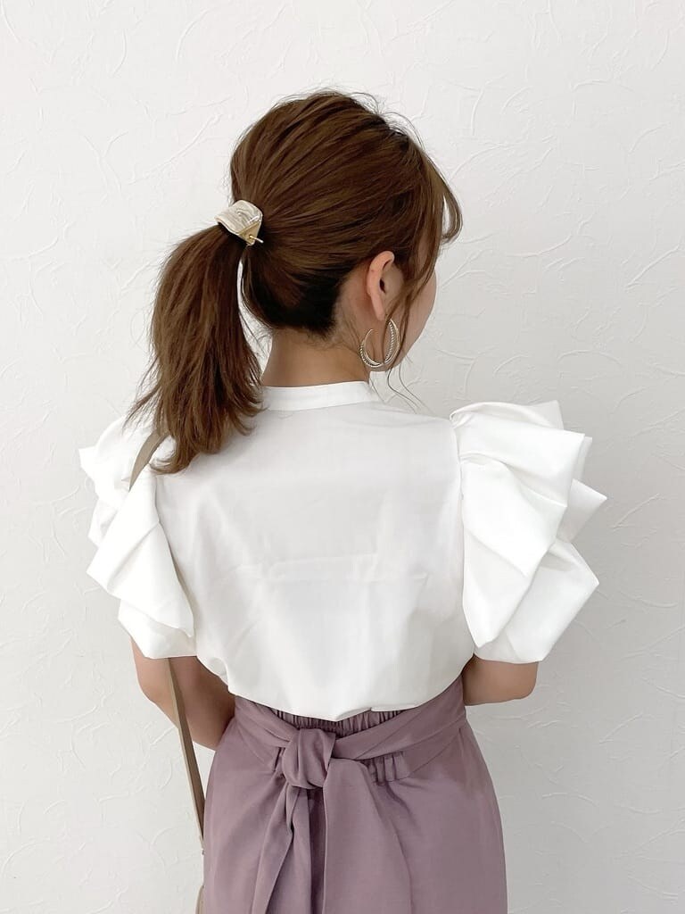 ホワイト系のシャツ/ブラウス、パープル系のスカート、ホワイト系のパンプスを着用したレディースの夏コーディネートの7枚目の写真