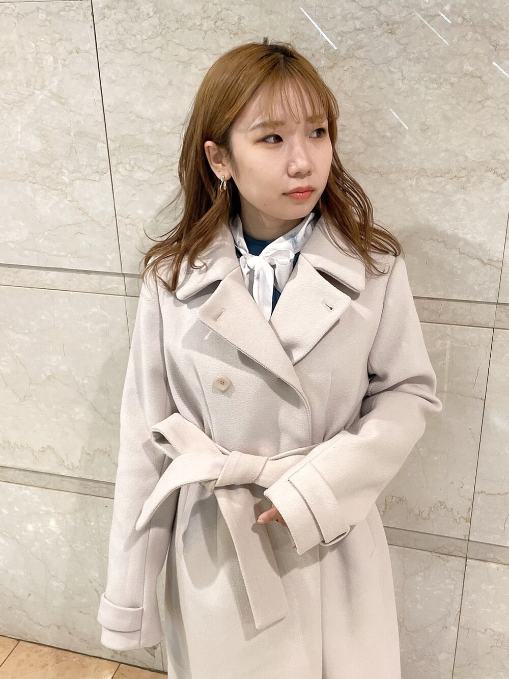 ブラウン系のブーツ、ホワイト系のその他アウター、ブルー系のニット/セーターを着用したレディースの冬コーディネートの5枚目の写真