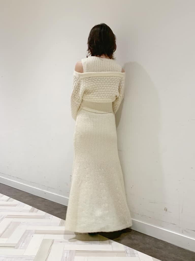 ホワイト系のワンピース、ホワイト系のブルゾン、ブラック系のブーツを着用したレディースの秋コーディネートの2枚目の写真