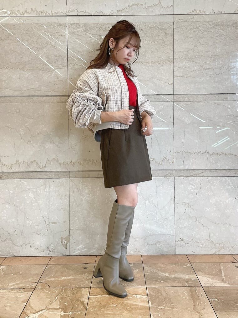 その他のブルゾン、レッド系のニット/セーター、ブラウン系のスカートを着用したレディースの秋コーディネートの3枚目の写真