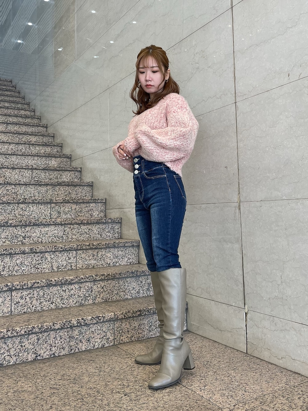 ブラウン系のブーツ、レッド系のニット/セーター、ホワイト系のその他アウターを着用したレディースの冬コーディネートの5枚目の写真