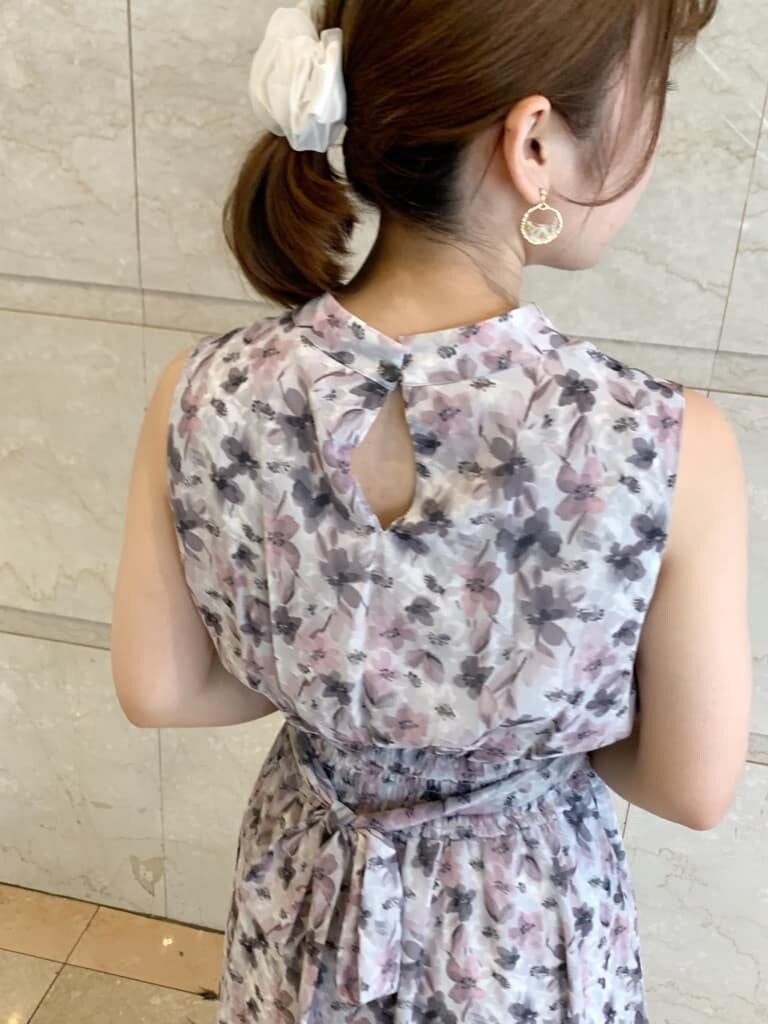 ブラウン系のサンダル、その他のサンダル、ピンク系のワンピースを着用したレディースの夏コーディネートの10枚目の写真