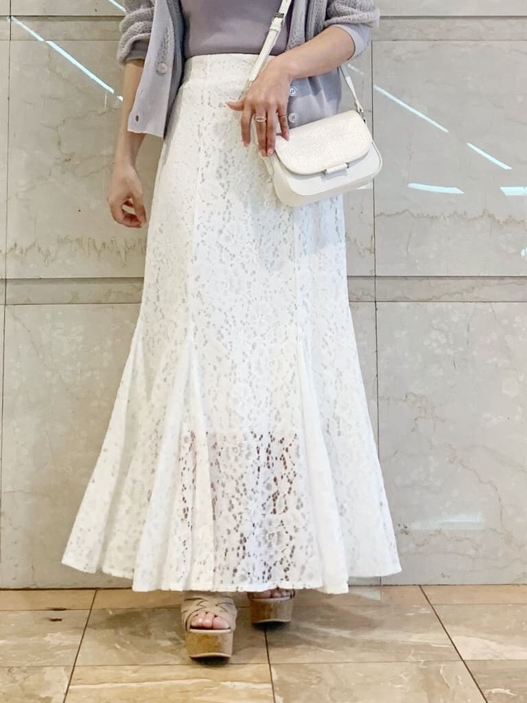 ブラウン系のサンダル、ベージュ系のサンダル、パープル系のニット/セーターを着用したレディースの春コーディネートの8枚目の写真