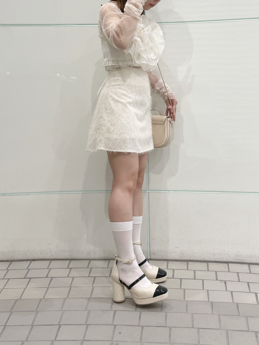 ホワイト系のキャミソール、ホワイト系のTシャツ/カットソー、ホワイト系のスカートを着用したレディースの秋コーディネートの3枚目の写真