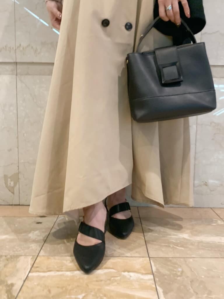 ベージュ系のワンピース、ブラック系のパンプス、ブラック系のハンドバッグを着用したレディースの夏コーディネートの7枚目の写真