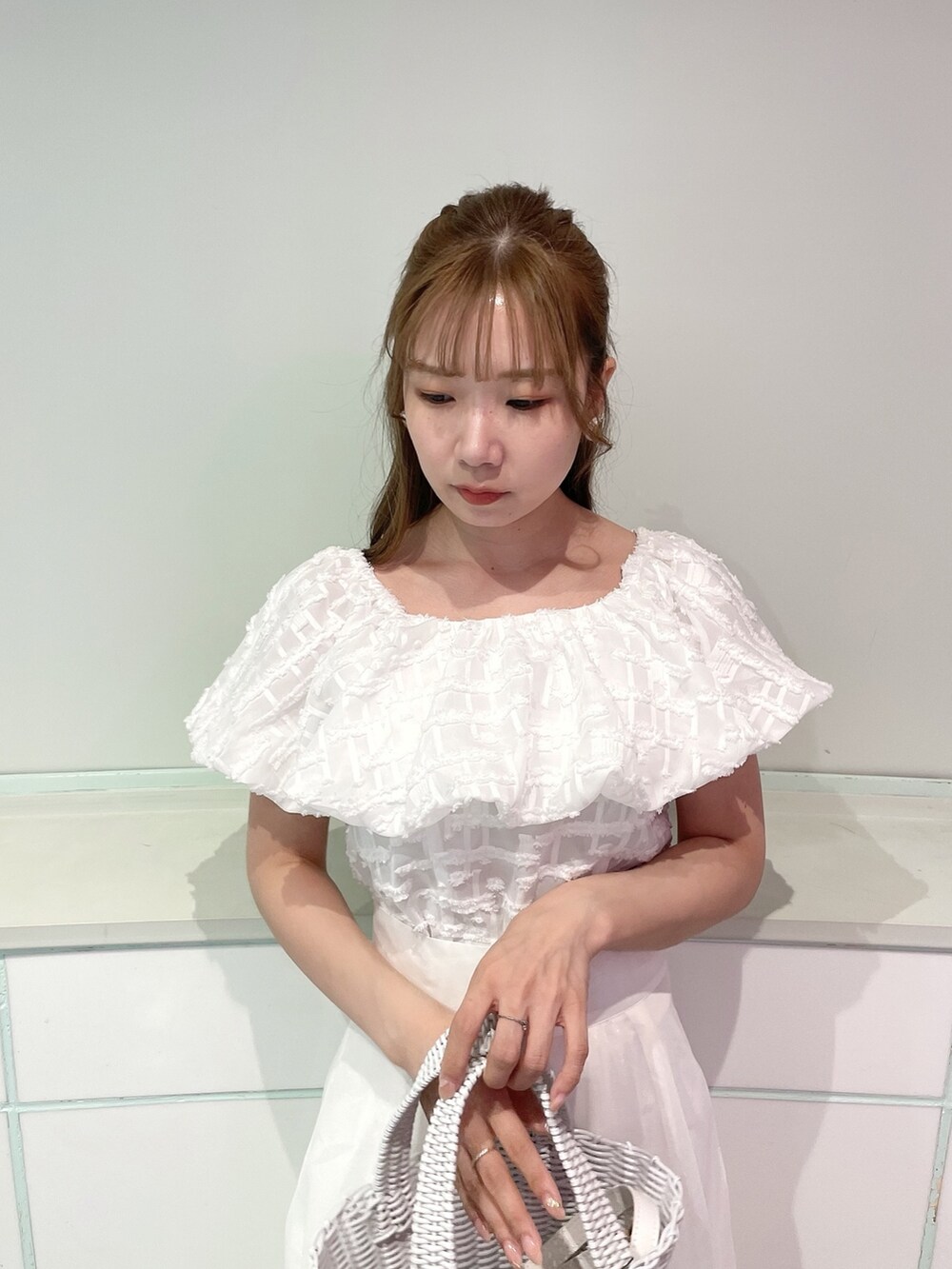 ホワイト系のシャツ/ブラウス、ホワイト系のスカート、ブラウン系のサンダルを着用したレディースの夏コーディネートの6枚目の写真