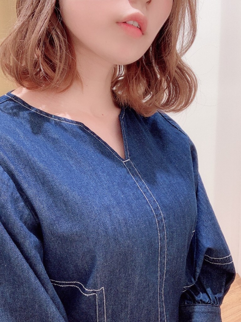 ベージュ系のサンダル、ブルー系のワンピース、ブラウン系のベルトを着用したレディースの春コーディネートの5枚目の写真