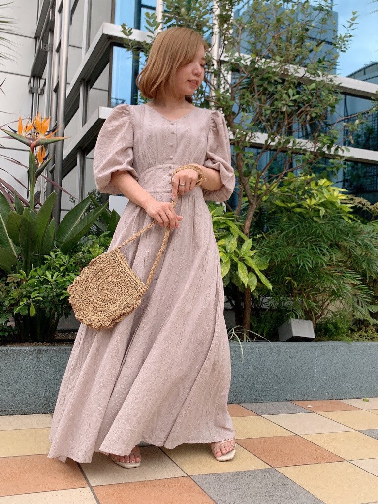 ベージュ系のワンピース、その他のサンダルを着用したレディースの春コーディネートの4枚目の写真