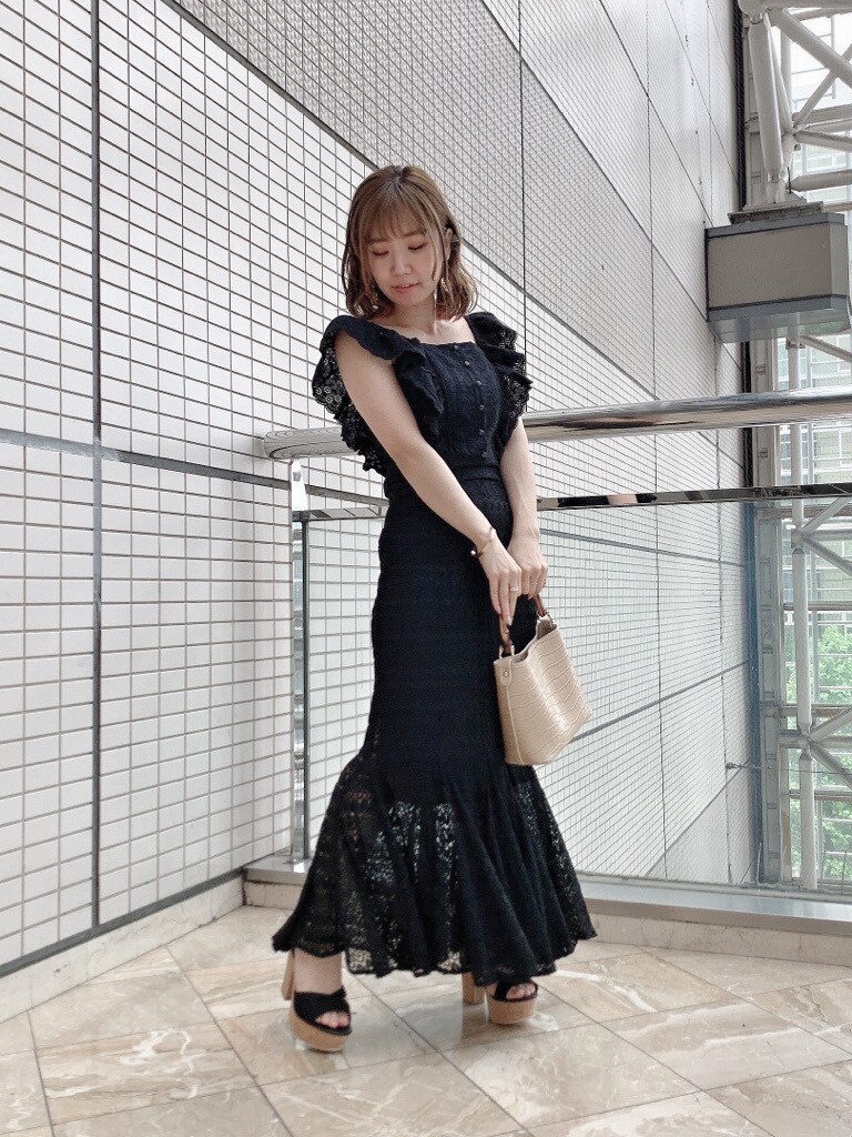 ブラック系のシャツ/ブラウス、ブラック系のサンダル、ブラック系のスカートを着用したレディースの春コーディネートの8枚目の写真