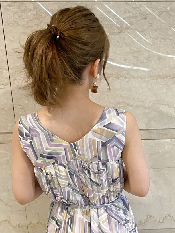 その他のサンダル、パープル系のワンピース、ホワイト系のカーディガン/ボレロを着用したレディースの夏コーディネートの10枚目の写真