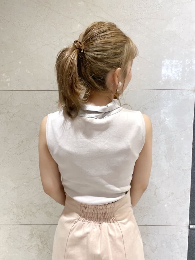 ブラウン系のサンダル、ピンク系のスカート、ブラウン系のハンドバッグを着用したレディースの夏コーディネートの8枚目の写真