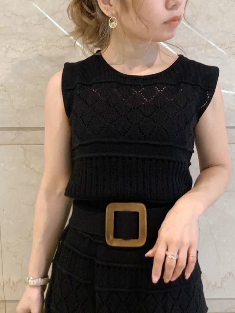 ベージュ系のテーラードジャケット、ブラック系のワンピース、ブラウン系のサンダルを着用したレディースの春コーディネートの7枚目の写真