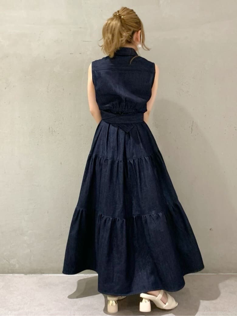 ベージュ系のサンダル、ブルー系のワンピース、ホワイト系のサンダルを着用したレディースの春コーディネートの3枚目の写真