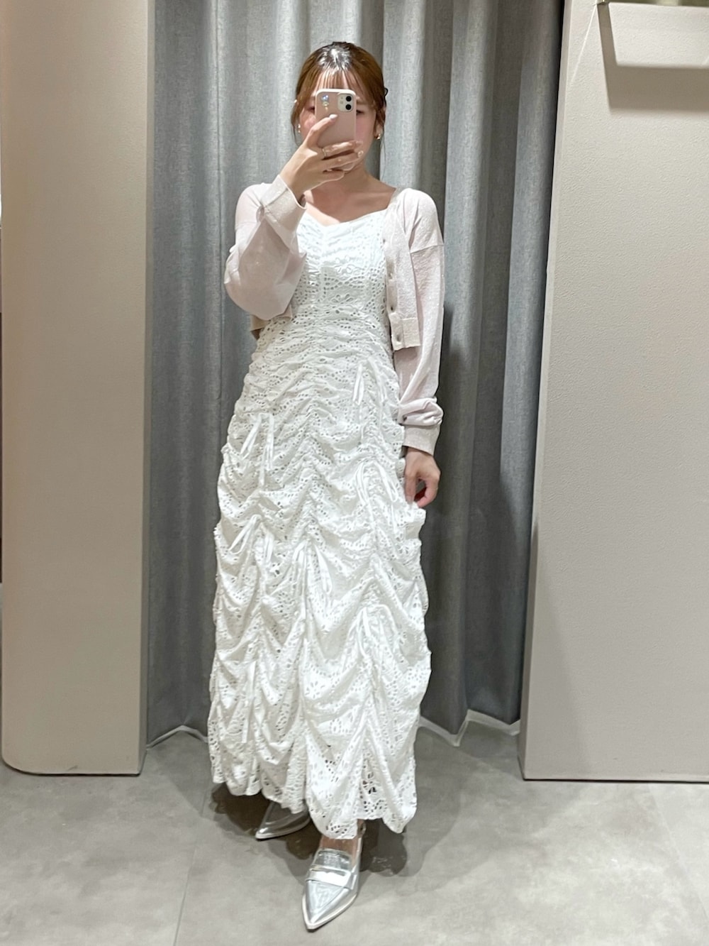 ホワイト系のワンピース、ピンク系のニット/セーター、シルバー系のローファーを着用したレディースの春コーディネートの2枚目の写真