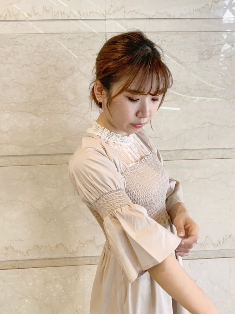 ベージュ系のワンピース、ホワイト系のシャツ/ブラウス、その他のサンダルを着用したレディースの夏コーディネートの6枚目の写真