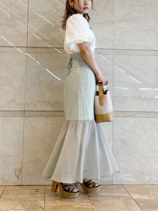 その他のサンダル、ベージュ系のハンドバッグ、ホワイト系のシャツ/ブラウスを着用したレディースの春コーディネートの4枚目の写真