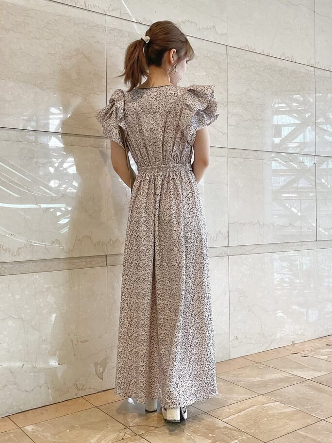 ホワイト系のワンピース、ホワイト系のパンプスを着用したレディースの夏コーディネートの4枚目の写真