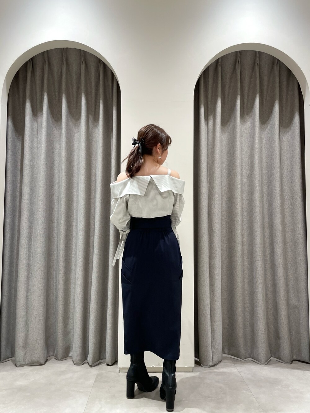 ブルー系のスカート、グレー系のシャツ/ブラウス、ブラック系のブーツを着用したレディースの春コーディネートの4枚目の写真